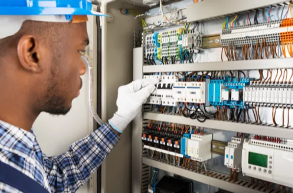 Technicien sur coffret GTB