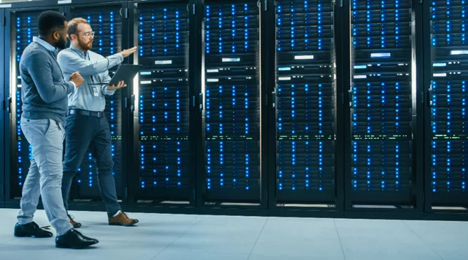 Hommes devant serveurs informatiques