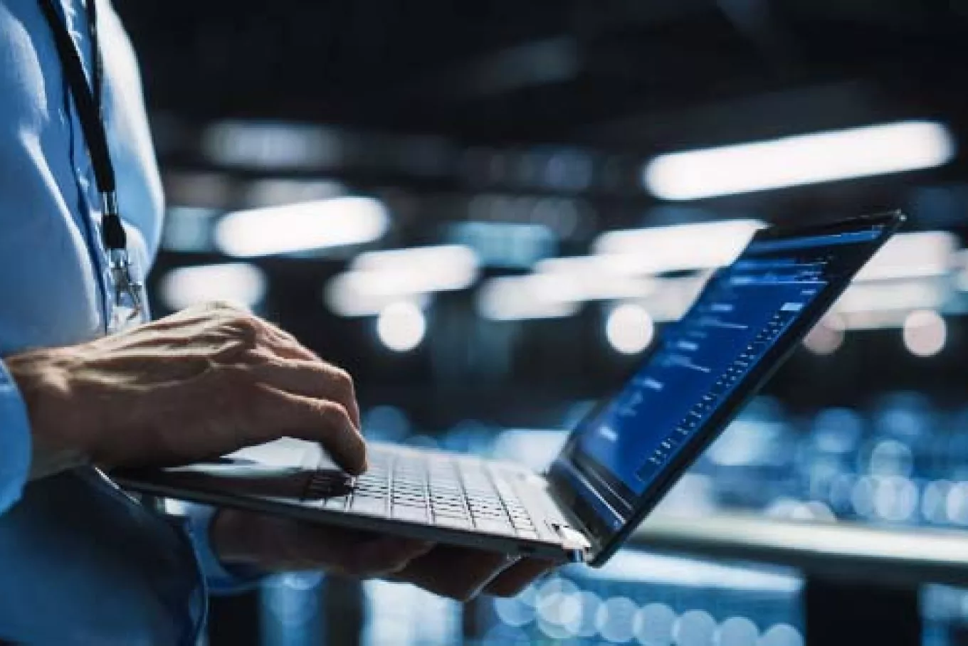 Main sur clavier d'ordinateur portable