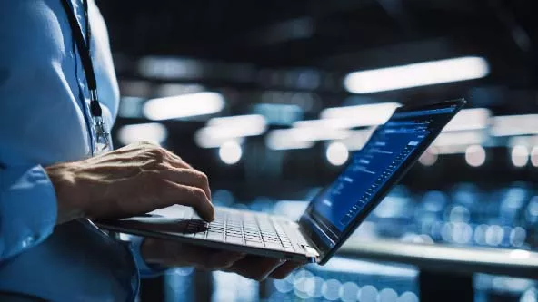 Main sur clavier d'ordinateur portable