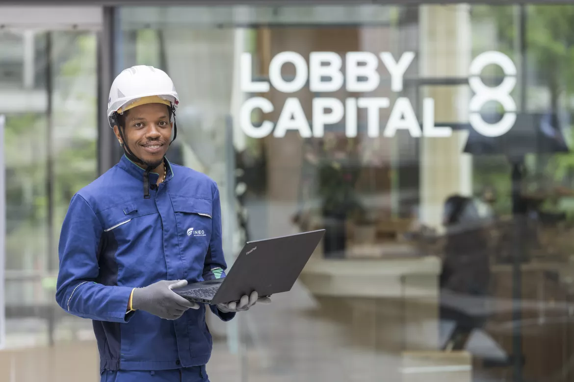 Capital 8 avec technicien Equans Digital pour renforcer la couverture mobile à l'intérieur du bâtiment