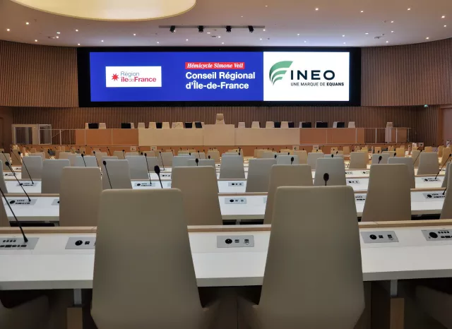 écran affichage dynamique dans salle de conférence