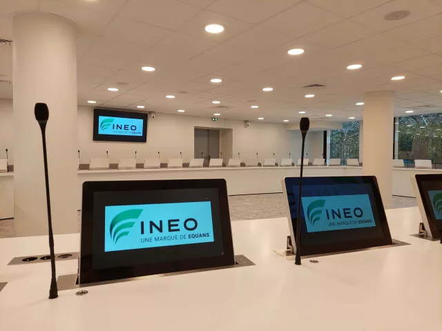 Salle de conférence avec écrans